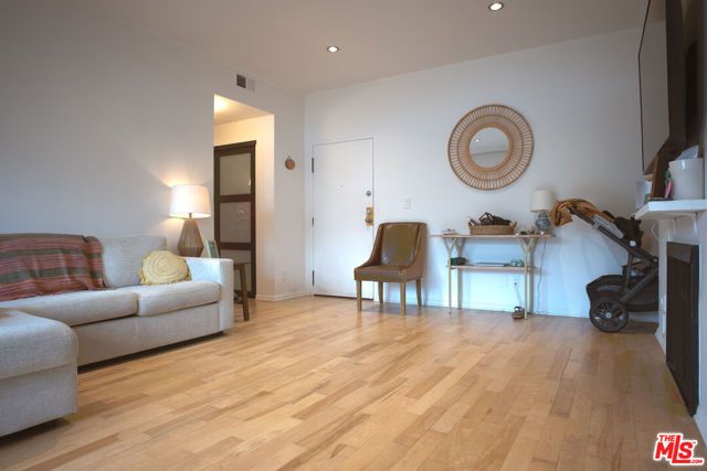 832 Palm Avenue 206, West Hollywood, CA 90069