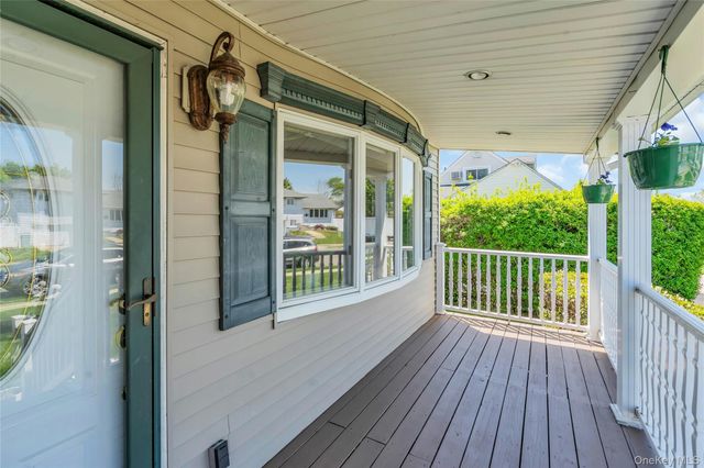 35 Peachtree Lane, Hicksville, NY 11801