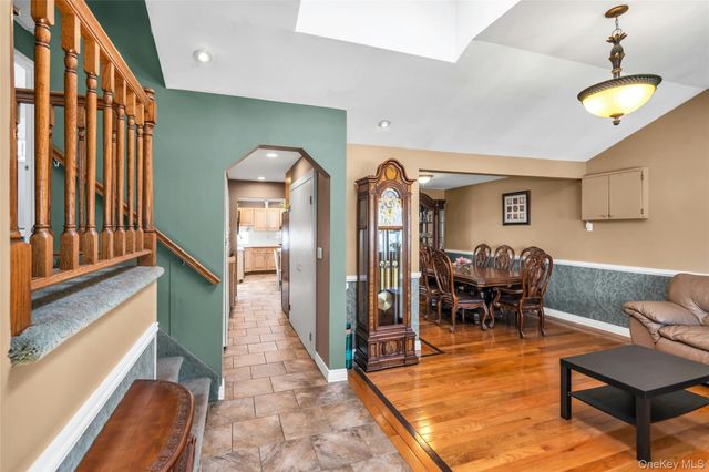 35 Peachtree Lane, Hicksville, NY 11801