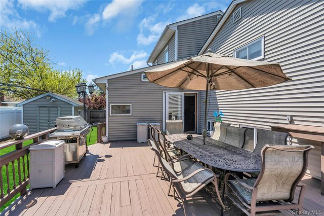 35 Peachtree Lane, Hicksville, NY 11801