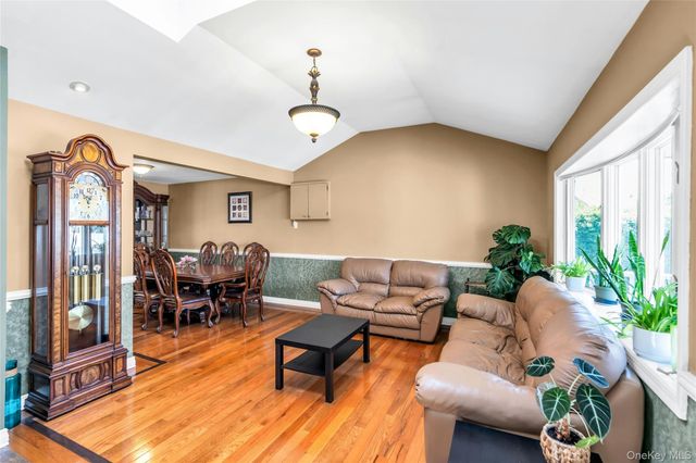 35 Peachtree Lane, Hicksville, NY 11801