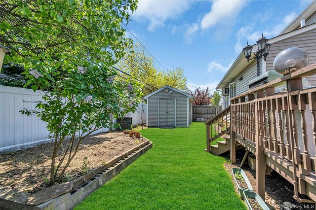 35 Peachtree Lane, Hicksville, NY 11801