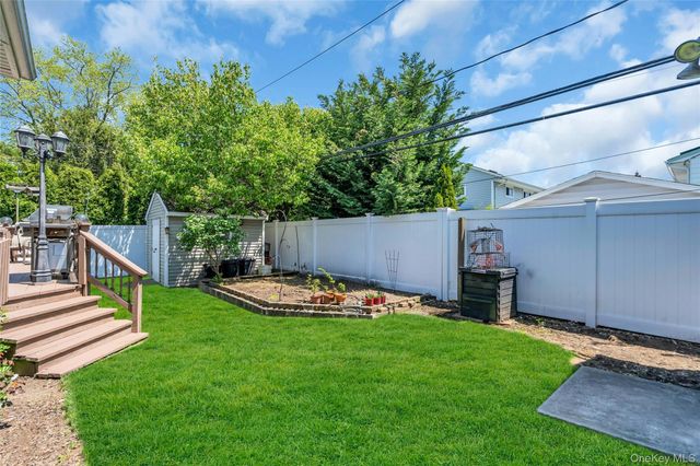 35 Peachtree Lane, Hicksville, NY 11801