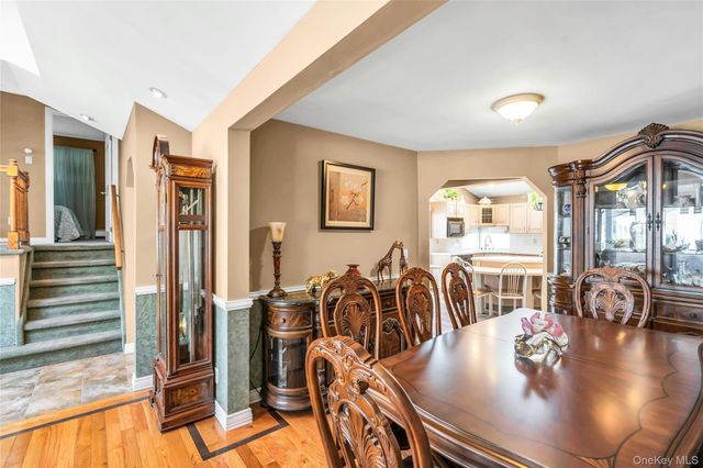 35 Peachtree Lane, Hicksville, NY 11801