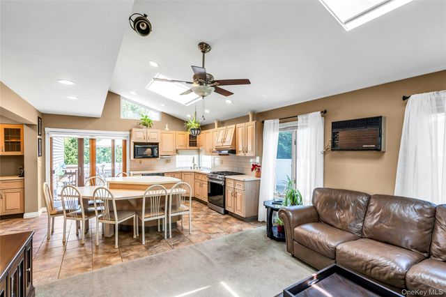 35 Peachtree Lane, Hicksville, NY 11801