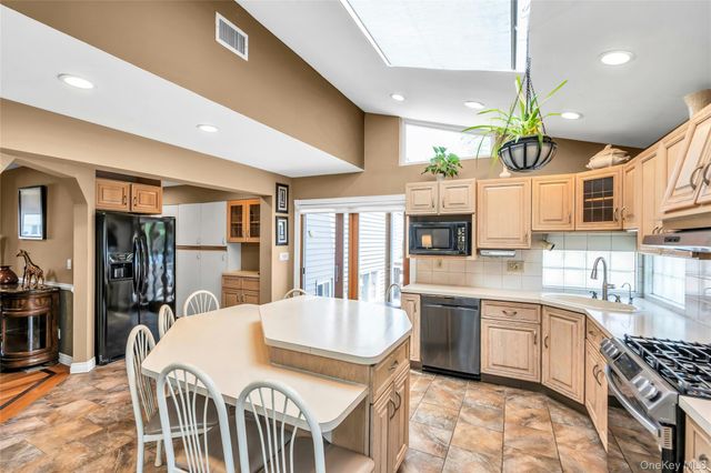 35 Peachtree Lane, Hicksville, NY 11801