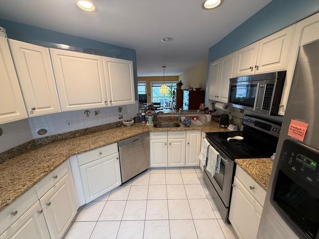 184 Bishops Forest Dr 184, Waltham, MA 02452