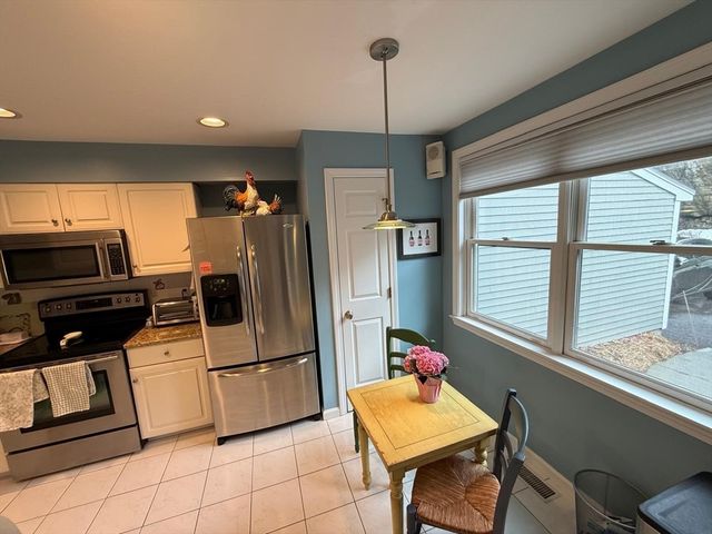 184 Bishops Forest Dr 184, Waltham, MA 02452