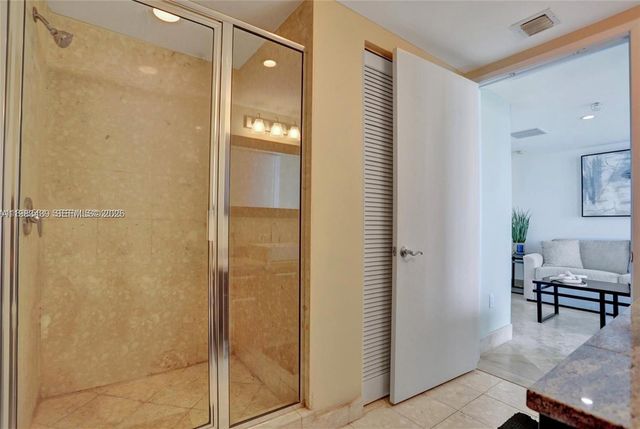 185 SW 7th St 1600, Miami, FL 33130