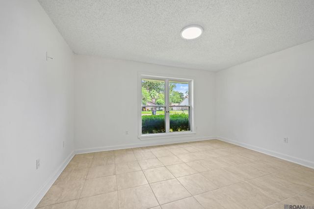 1434 Charing Cross Dr, Baton Rouge, LA 70810