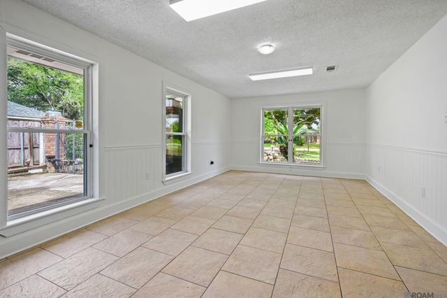 1434 Charing Cross Dr, Baton Rouge, LA 70810