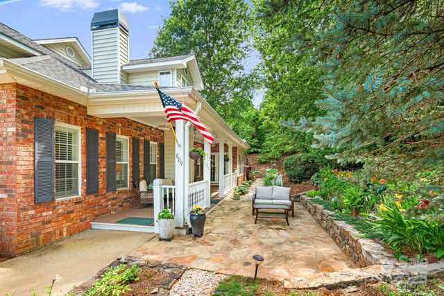 609 Carriage Commons Drive, Hendersonville, NC 28791