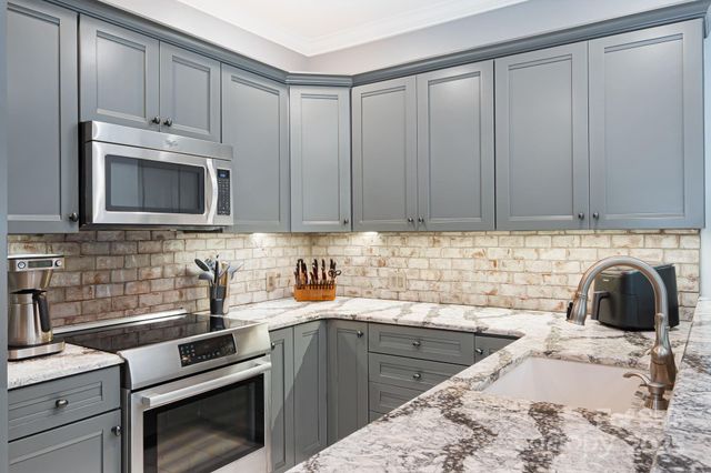 609 Carriage Commons Drive, Hendersonville, NC 28791