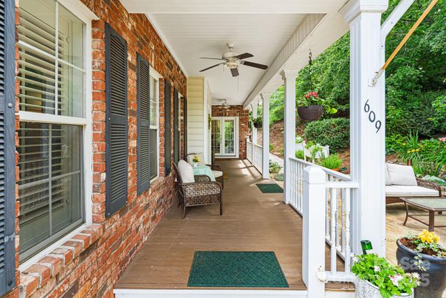 609 Carriage Commons Drive, Hendersonville, NC 28791
