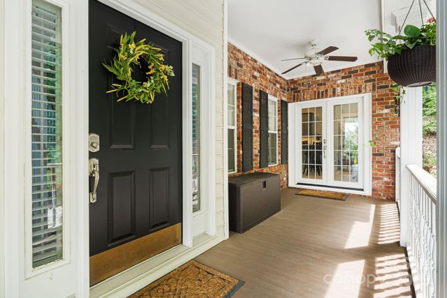 609 Carriage Commons Drive, Hendersonville, NC 28791