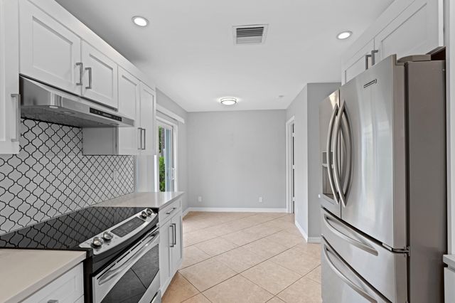 925 Foxpointe Circle, Delray Beach, FL 33445