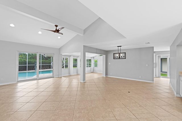 925 Foxpointe Circle, Delray Beach, FL 33445
