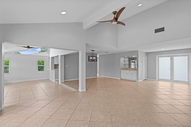 925 Foxpointe Circle, Delray Beach, FL 33445