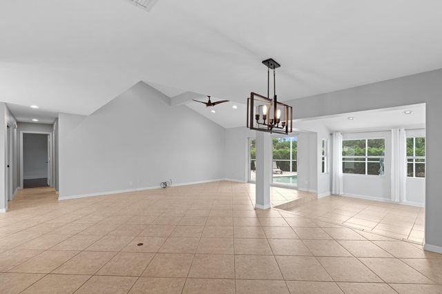 925 Foxpointe Circle, Delray Beach, FL 33445