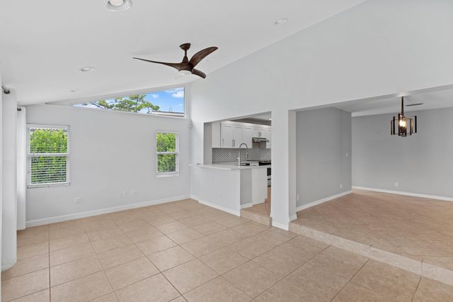 925 Foxpointe Circle, Delray Beach, FL 33445