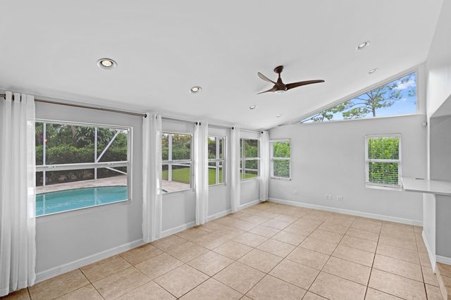 925 Foxpointe Circle, Delray Beach, FL 33445