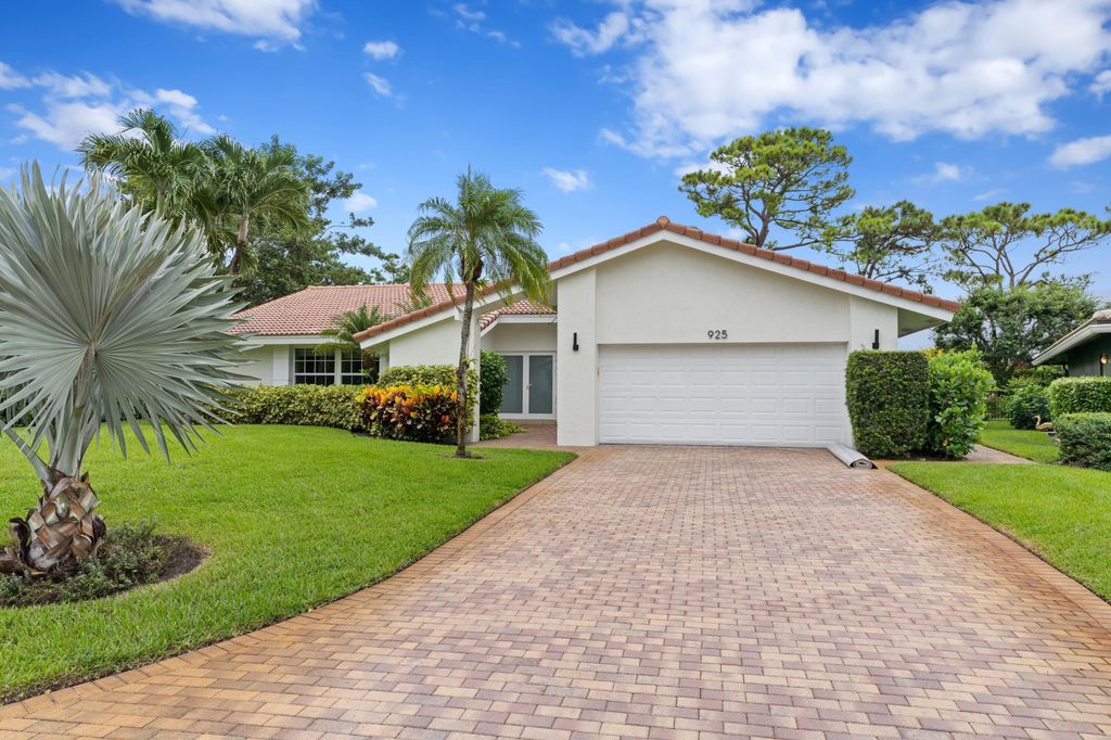 925 Foxpointe Circle, Delray Beach, FL 33445