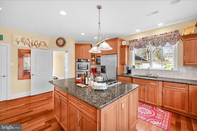 378 S WARNER RD, Wayne, PA 19087