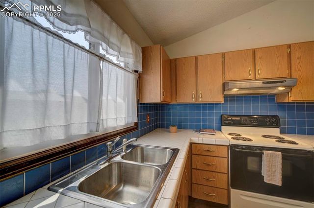 14 Crested Hill Court, Pueblo, CO 81008