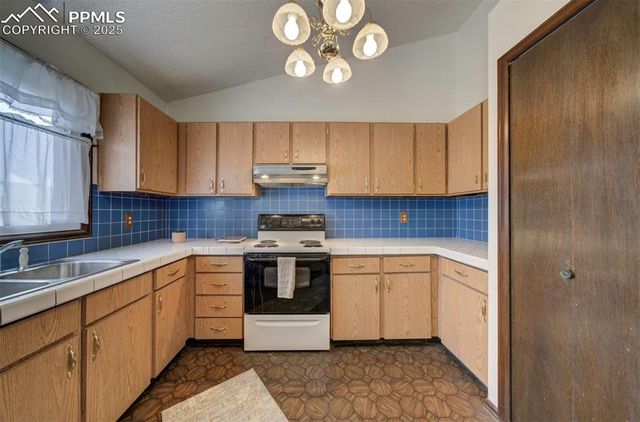 14 Crested Hill Court, Pueblo, CO 81008