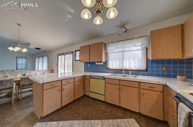 14 Crested Hill Court, Pueblo, CO 81008