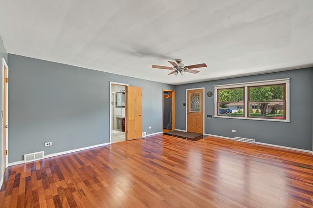 378 Oakwood Drive, Crete, IL 60417