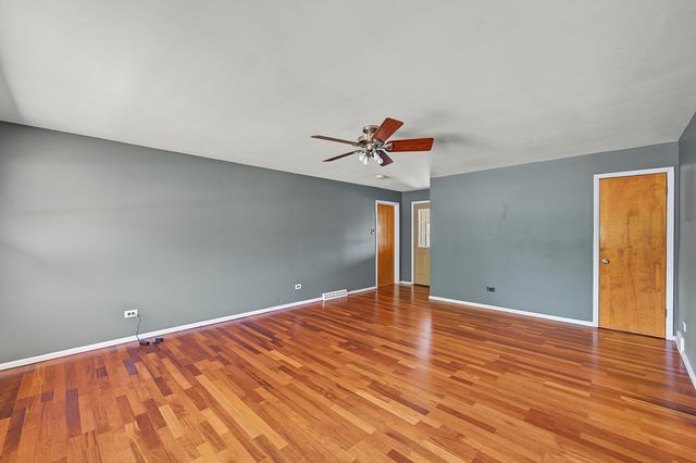 378 Oakwood Drive, Crete, IL 60417
