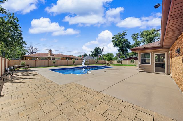 378 Oakwood Drive, Crete, IL 60417