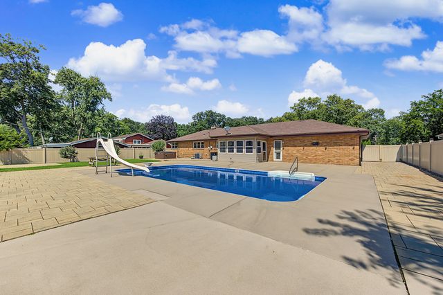 378 Oakwood Drive, Crete, IL 60417