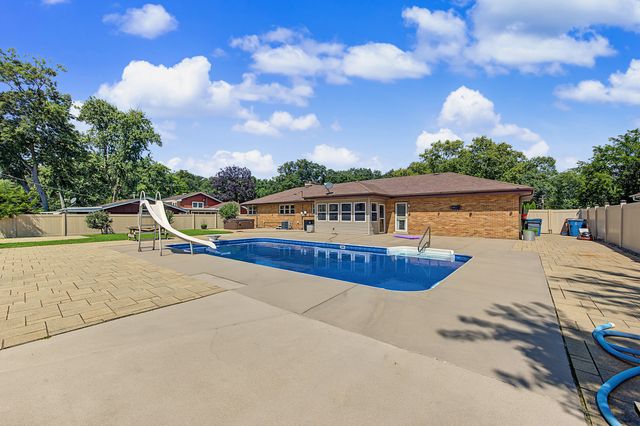 378 Oakwood Drive, Crete, IL 60417