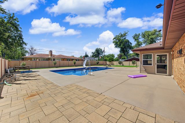 378 Oakwood Drive, Crete, IL 60417