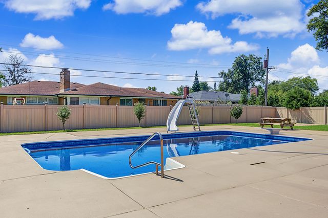378 Oakwood Drive, Crete, IL 60417