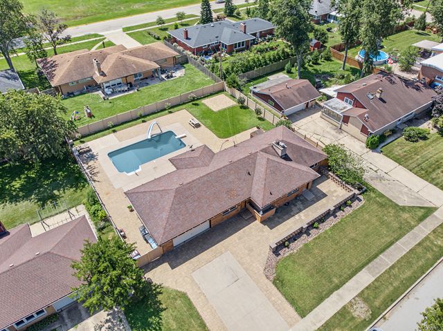 378 Oakwood Drive, Crete, IL 60417