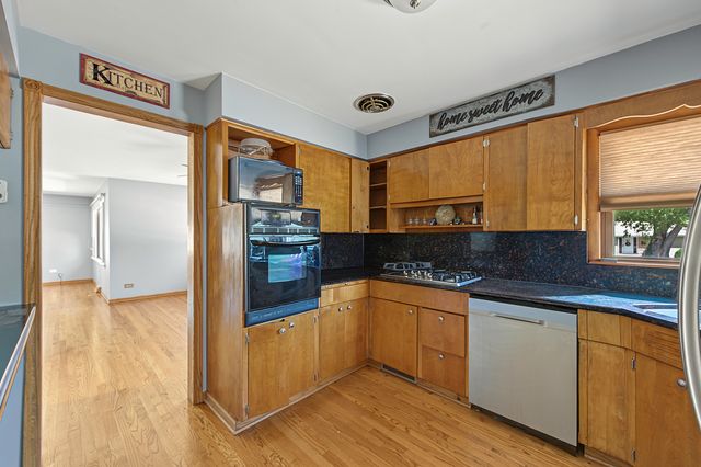378 Oakwood Drive, Crete, IL 60417