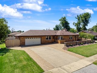 378 Oakwood Drive, Crete, IL 60417