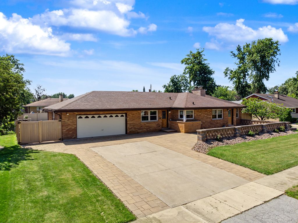 378 Oakwood Drive, Crete, IL 60417