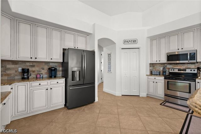 3041 SW 11th PL, Cape Coral, FL 33914