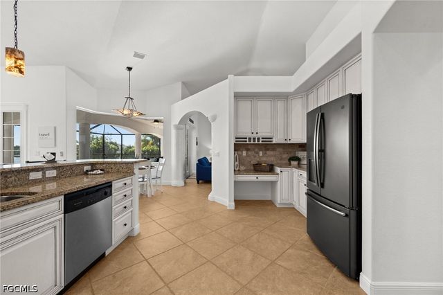 3041 SW 11th PL, Cape Coral, FL 33914
