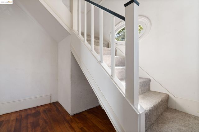 102 Hamilton Pl, Oakland, CA 94612