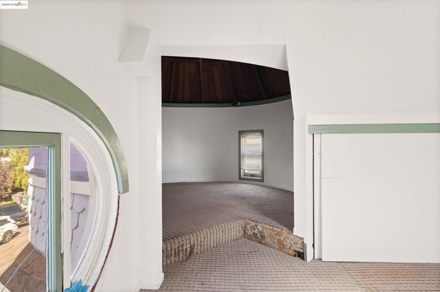 102 Hamilton Pl, Oakland, CA 94612