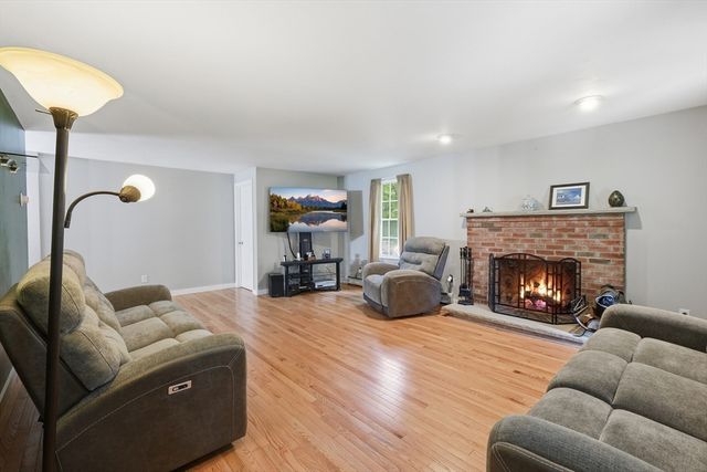 7 Hartwell Rd, Oxford, MA 01537
