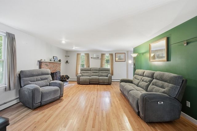 7 Hartwell Rd, Oxford, MA 01537