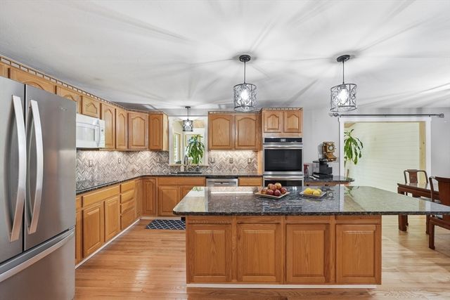 7 Hartwell Rd, Oxford, MA 01537