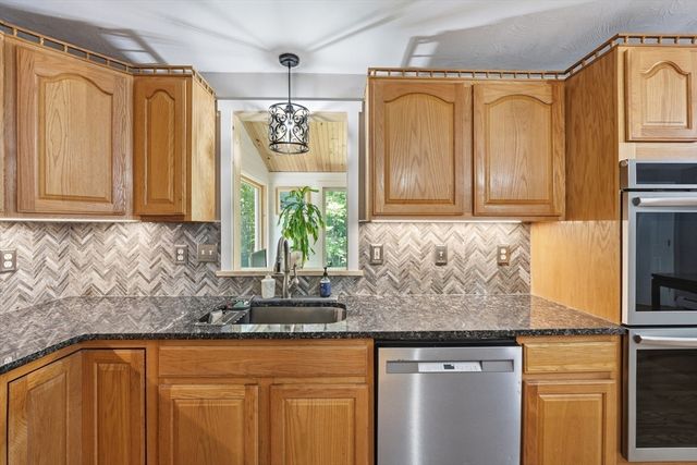 7 Hartwell Rd, Oxford, MA 01537