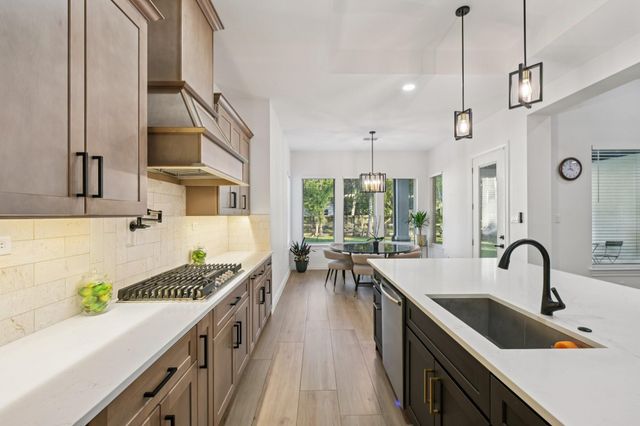 718 Weeping Willow Way, Magnolia, TX 77354